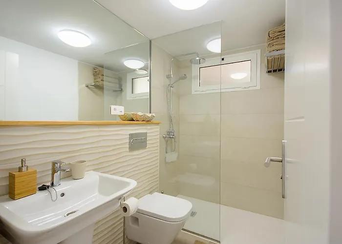 Red Volcano - Pool And Gym In Sport Center Fariones Included By Lanzarote * Puerto del Carmen (Lanzarote)